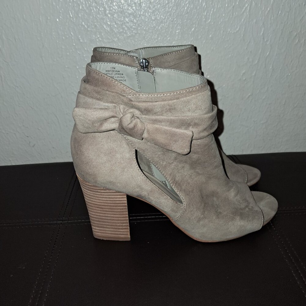 Shoes - Picture 2 of 4